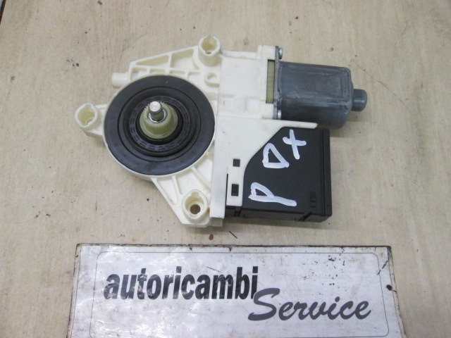 MOTOR DE LA VENTANA DE LA PUERTA TRASERA OEM N. 827306548R PIEZAS DE COCHES USADOS RENAULT MEGANE MK3 BER/SPORTOUR/ESTATE (2009 - 2015) DIESEL DESPLAZAMIENTO 15 ANOS 2010