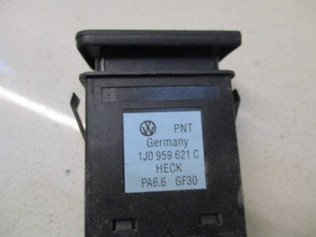 INTERRUPTORES DIVERSOS OEM N. 1J0959621C PIEZAS DE COCHES USADOS VOLKSWAGEN GOLF MK4 BER/SW (1998 - 2004) DIESEL DESPLAZAMIENTO 19 ANOS 2001