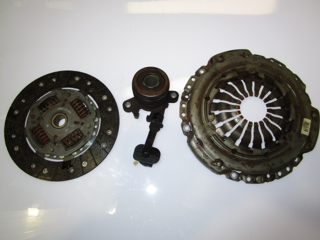 EMBRAGUE OEM N. 8200335084 PIEZAS DE COCHES USADOS DACIA LOGAN (2004 - 2013) DIESEL DESPLAZAMIENTO 15 ANOS 2011