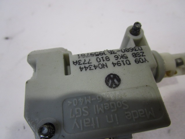 SERVOACCION. TAPA ACCESO AL DEP?SITO OEM N. 5K6810773A PIEZAS DE COCHES USADOS VOLKSWAGEN GOLF MK6 (2008-2012) BENZINA DESPLAZAMIENTO 14 ANOS 2009