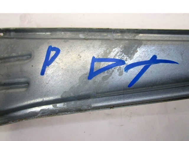 SISTEMA DE ELEVACI?N MANUAL DE LA VENTANA TRASERA OEM N. 69830-02110 PIEZAS DE COCHES USADOS TOYOTA COROLLA E120/E130 (2000 - 2006) DIESEL DESPLAZAMIENTO 14 ANOS 2006