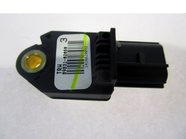 SENSOR AIRBAG OEM N. 89831-02050 PIEZAS DE COCHES USADOS TOYOTA COROLLA E120/E130 (2000 - 2006) DIESEL DESPLAZAMIENTO 14 ANOS 2006