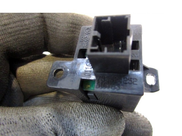 INTERRUPT.LUCES INTERMIT./CIERRE CENTRAL OEM N. 735424252 PIEZAS DE COCHES USADOS FIAT BRAVO 198 (02/2007 - 01/2011) DIESEL DESPLAZAMIENTO 16 ANOS 2011