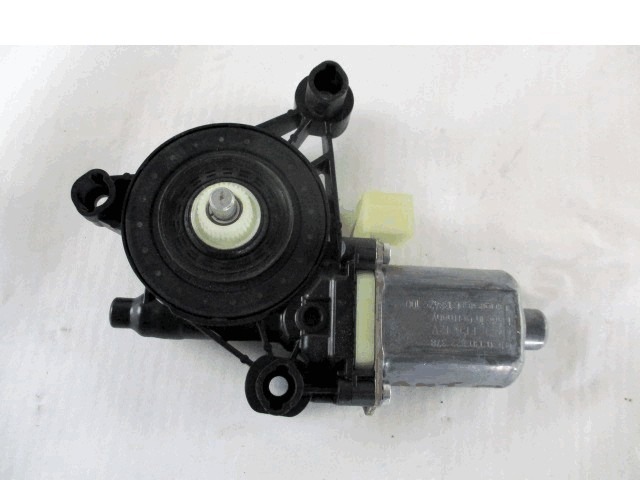 MOTOR DEL PARABRISAS DE LA PUERTA DELANTERA. OEM N. 5Q0959802 PIEZAS DE COCHES USADOS VOLKSWAGEN GOLF MK7 (DAL 2012)DIESEL DESPLAZAMIENTO 16 ANOS 2013