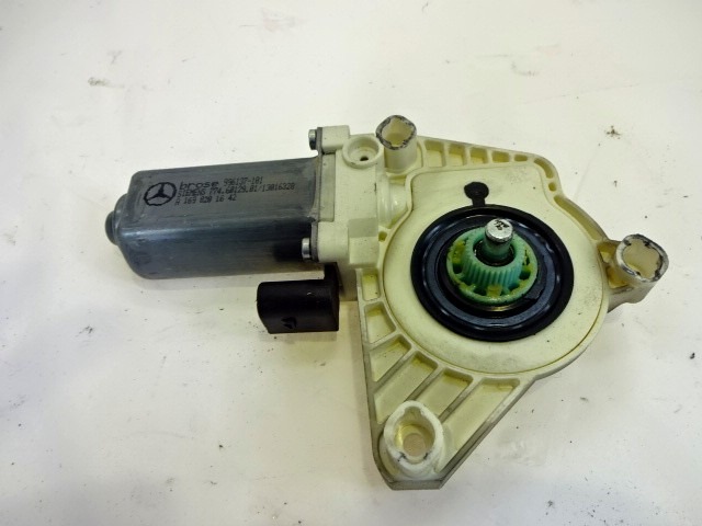 MOTOR DEL PARABRISAS DE LA PUERTA DELANTERA. OEM N. A1698201642 PIEZAS DE COCHES USADOS MERCEDES CLASSE A W169 5P C169 3P (2004 - 04/2008) DIESEL DESPLAZAMIENTO 20 ANOS 2006