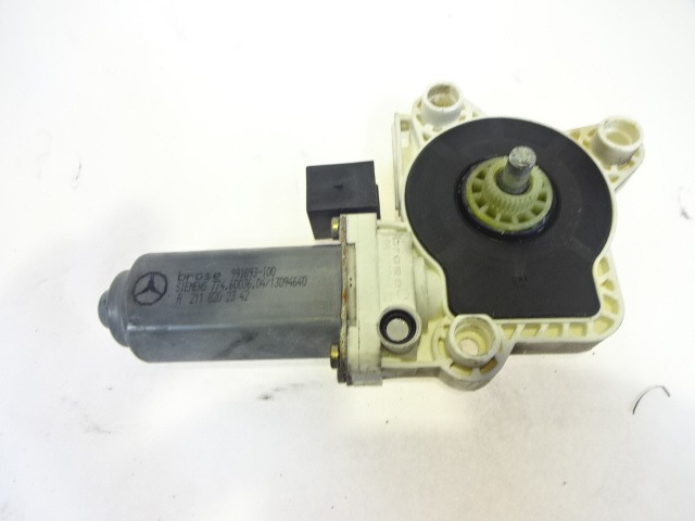 MOTOR DE LA VENTANA DE LA PUERTA TRASERA OEM N. A2118202342 PIEZAS DE COCHES USADOS MERCEDES CLASSE E W211 BER/SW (03/2002 - 05/2006) DIESEL DESPLAZAMIENTO 32 ANOS 2005