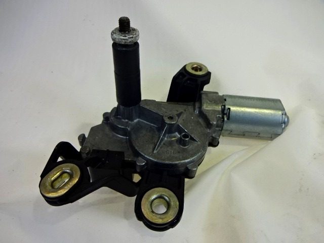 MOTOR DEL LIMPIAPARABRISAS TRASERO OEM N. 390201207 PIEZAS DE COCHES USADOS VOLKSWAGEN POLO (06/2009 - 02/2014) DIESEL DESPLAZAMIENTO 16 ANOS 2010