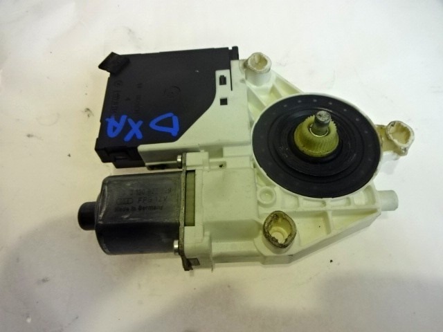 MOTOR DEL PARABRISAS DE LA PUERTA DELANTERA. OEM N. 0130822229 5M1837402 1K0959702E PIEZAS DE COCHES USADOS VOLKSWAGEN GOLF PLUS MK1 (2004 - 2009) DIESEL DESPLAZAMIENTO 20 ANOS 2006