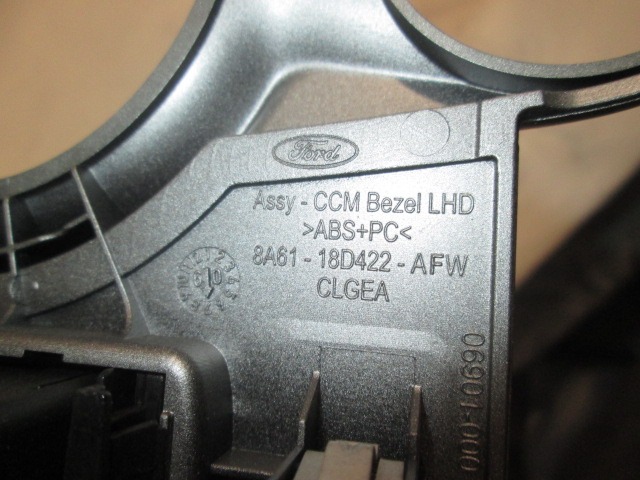 CONSOLA CENTRAL OEM N. 8A61-18D422-AFW PIEZAS DE COCHES USADOS FORD FIESTA (09/2008 - 11/2012) BENZINA DESPLAZAMIENTO 12 ANOS 2010