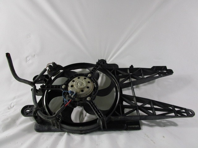 CERCO DE VENTILADOR CON VENTILADOR OEM N. 51738357 PIEZAS DE COCHES USADOS FIAT PUNTO 188 188AX MK2 (1999 - 2003) BENZINA DESPLAZAMIENTO 12 ANOS 2003