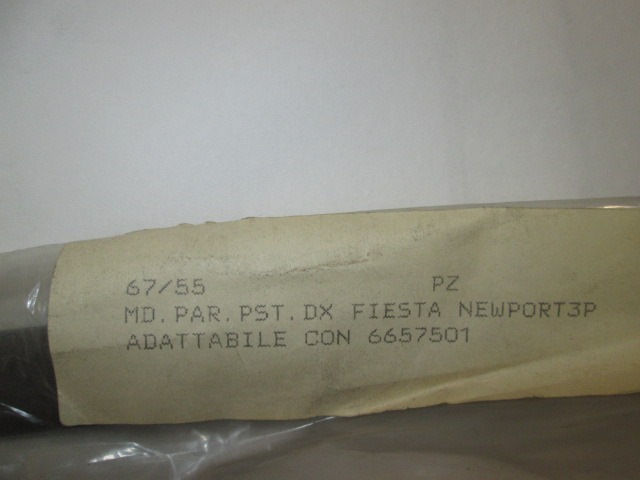 MOLDURAS LATERALES DEL CUERPO OEM N. 6657501 PIEZAS DE COCHES USADOS FORD FIESTA (1989 - 1995)BENZINA DESPLAZAMIENTO 13 ANOS 1989