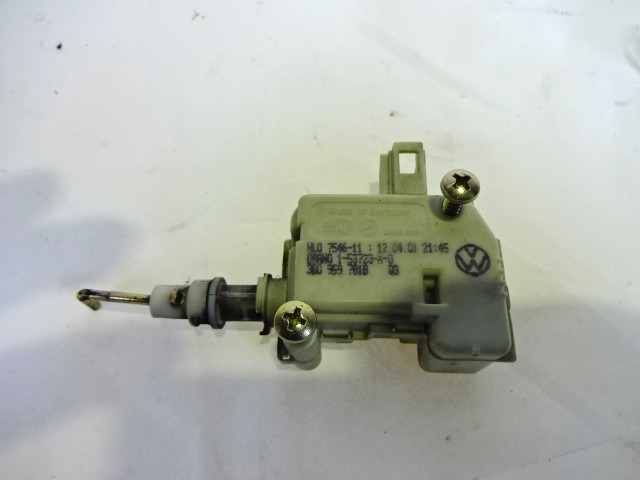 SERVOACCION. TAPA ACCESO AL DEP?SITO OEM N. 3B0959781B PIEZAS DE COCHES USADOS SKODA OCTAVIA MK1 BER/SW ( 1997 - 2004)DIESEL DESPLAZAMIENTO 19 ANOS 2001