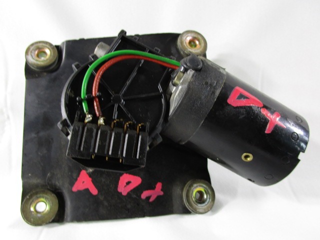 MOTOR DEL LIMPIAPARABRISAS OEM N. 0390241170 PIEZAS DE COCHES USADOS VOLVO S40 / V40 (1996 - 2004)DIESEL DESPLAZAMIENTO 19 ANOS 2002