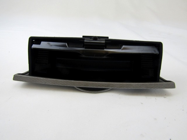 SUPLEMENTO CENICERO - LIGERO - PORTAVASOS OEM N. 74111-02060 PIEZAS DE COCHES USADOS TOYOTA COROLLA E120/E130 (2000 - 2006) DIESEL DESPLAZAMIENTO 20 ANOS 2004