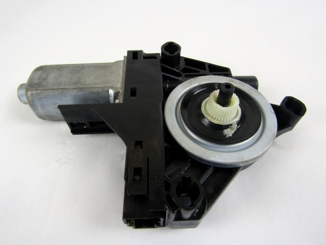 MOTOR DEL PARABRISAS DE LA PUERTA DELANTERA. OEM N. 966269-103 PIEZAS DE COCHES USADOS VOLVO V40 (2012 - 2016)DIESEL DESPLAZAMIENTO 16 ANOS 2012