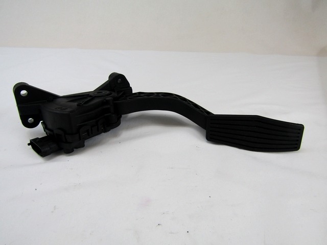 PEDALES OEM N. 327004D000 PIEZAS DE COCHES USADOS KIA CARNIVAL MK2 (2006 - 2011)DIESEL DESPLAZAMIENTO 29 ANOS 2009