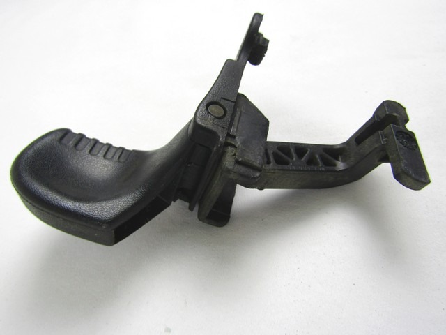 MANIJA DE LA PUERTA DELANTERA DERECHA OEM N. 7700822425 PIEZAS DE COCHES USADOS RENAULT TWINGO (1993 - 1997) BENZINA DESPLAZAMIENTO 12 ANOS 1997