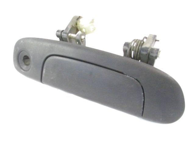 MANIJA DE LA PUERTA DELANTERA DERECHA OEM N. CB0459410B08 PIEZAS DE COCHES USADOS MAZDA 323F (1998 - 2002) BENZINA DESPLAZAMIENTO 15 ANOS 2000