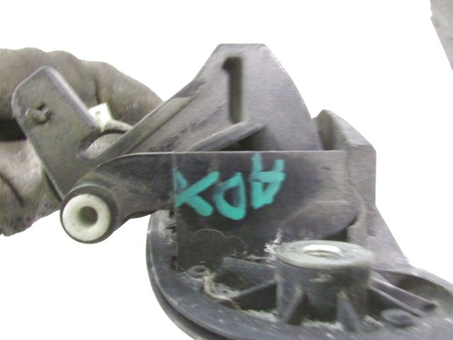 MANIJA DE LA PUERTA DELANTERA DERECHA OEM N. CB0459410B08 PIEZAS DE COCHES USADOS MAZDA 323F (1998 - 2002) BENZINA DESPLAZAMIENTO 15 ANOS 2000