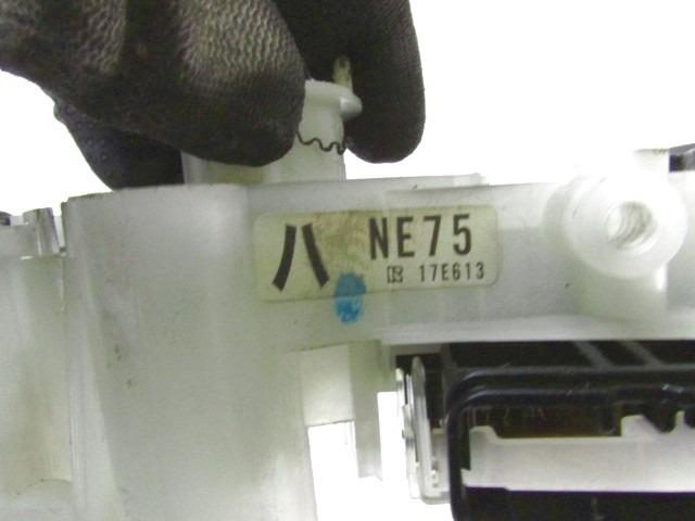 UNIDAD INTERRUPTORES ?RBOL DE DIRECCI?N OEM N. NE7517E613 PIEZAS DE COCHES USADOS MAZDA MX5 (2006 - 2014)BENZINA DESPLAZAMIENTO 18 ANOS 2006