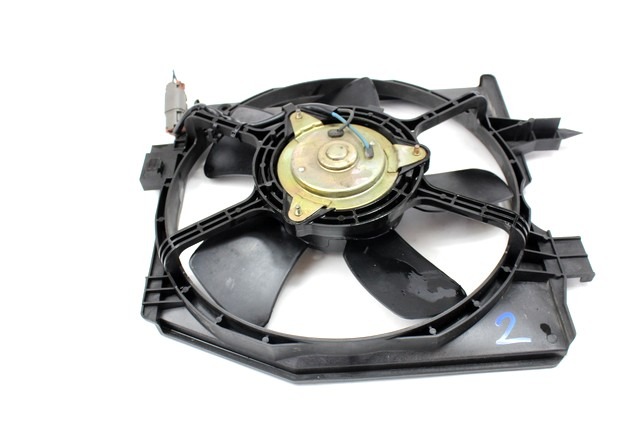 CERCO DE VENTILADOR CON VENTILADOR OEM N. RF4R15035C PIEZAS DE COCHES USADOS MAZDA PREMACY (1999 - 2005)DIESEL DESPLAZAMIENTO 20 ANOS 2003