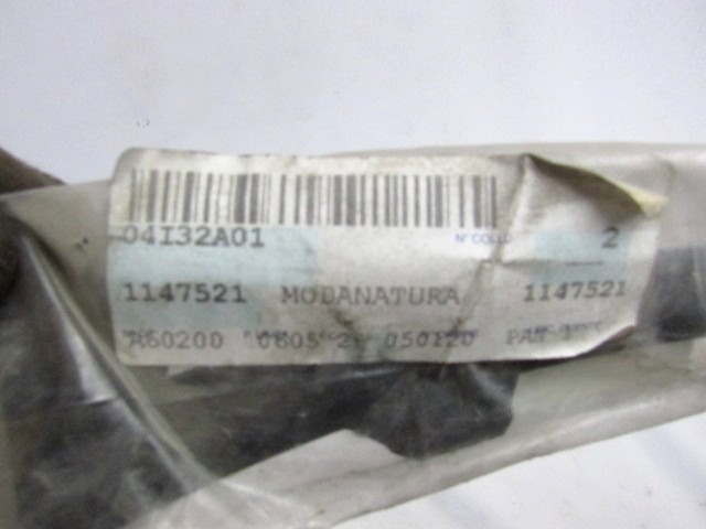 LISTON PARACHOQUES DELANT OEM N. 2M51-17E909-AC PIEZAS DE COCHES USADOS FORD FOCUS  BER/SW (2001-2005) BENZINA DESPLAZAMIENTO 16 ANOS 2002