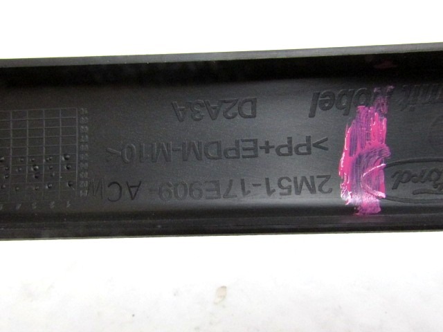 LISTON PARACHOQUES DELANT OEM N. 2M51-17E909-AC PIEZAS DE COCHES USADOS FORD FOCUS  BER/SW (2001-2005) BENZINA DESPLAZAMIENTO 16 ANOS 2002