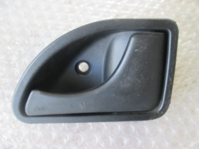 MANETA ABREPUERTA OEM N. 8200247803 PIEZAS DE COCHES USADOS RENAULT KANGOO (2003-2008) DIESEL DESPLAZAMIENTO 15 ANOS 2004