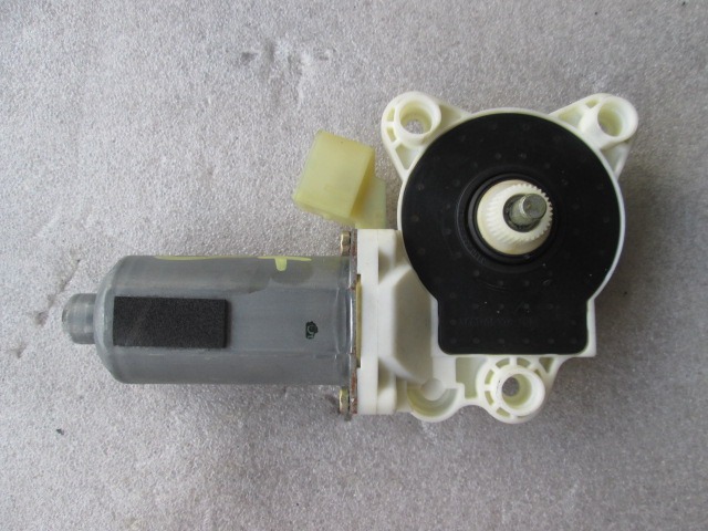 MOTOR DEL PARABRISAS DE LA PUERTA DELANTERA. OEM N. A2308201042 PIEZAS DE COCHES USADOS MERCEDES CLASSE SL R230 (2001 - 2008) BENZINA DESPLAZAMIENTO 50 ANOS 2001