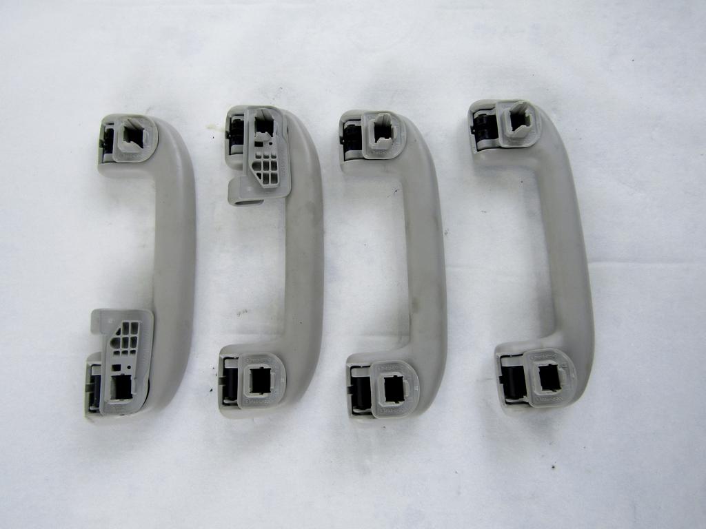 74611-H7040 SET 4 MANIGLIE APPIGLIO TETTO TOYOTA RAV 4 2.5 I 131KW AUT 5P (2022) RICAMBIO USATO