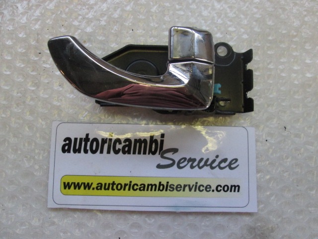 MANETA ABREPUERTA OEM N. 8261026000SF PIEZAS DE COCHES USADOS HYUNDAI SANTA FE (2000 - 2006) DIESEL DESPLAZAMIENTO 20 ANOS 2003