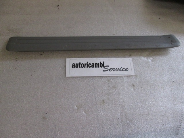 REVESIMENTO LATERAL ESPACIO INFERIOR OEM N. 85880-3E000 PIEZAS DE COCHES USADOS KIA SORENTO (2002 - 2009) DIESEL DESPLAZAMIENTO 25 ANOS 2004