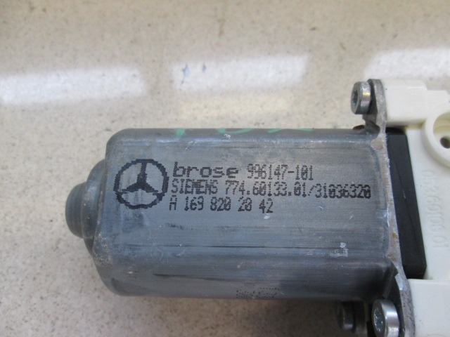 MOTOR DE LA VENTANA DE LA PUERTA TRASERA OEM N. A1698202042 PIEZAS DE COCHES USADOS MERCEDES CLASSE A W169 5P C169 3P (2004 - 04/2008) DIESEL DESPLAZAMIENTO 20 ANOS 2006