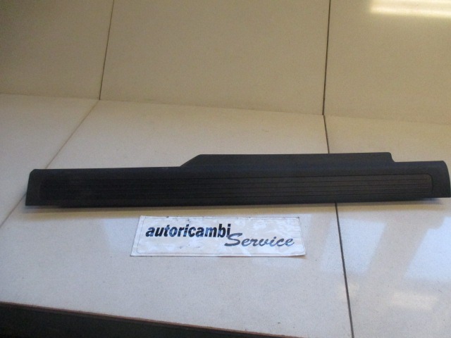 REVESIMENTO LATERAL ESPACIO INFERIOR OEM N. 735346029 PIEZAS DE COCHES USADOS FIAT GRANDE PUNTO 199 (2005 - 2012) BENZINA DESPLAZAMIENTO 12 ANOS 2007