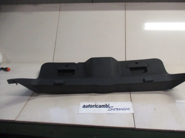 FORRO INTERIOR / FORRO DEL PORT?N TRASERO OEM N. 735385580 PIEZAS DE COCHES USADOS FIAT BRAVO 198 (02/2007 - 01/2011) BENZINA/GPL DESPLAZAMIENTO 14 ANOS 2010