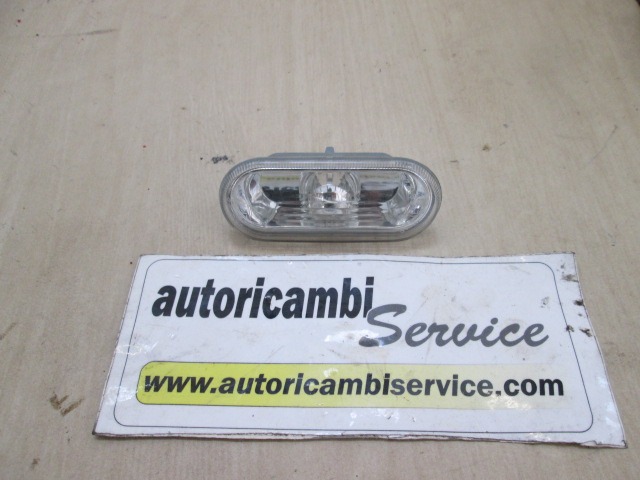 INDICADOR DE DIRECCI?N ADICIONAL OEM N. 1J0949117 PIEZAS DE COCHES USADOS VOLKSWAGEN POLO (10/1999 - 04/2002)DIESEL DESPLAZAMIENTO 14 ANOS